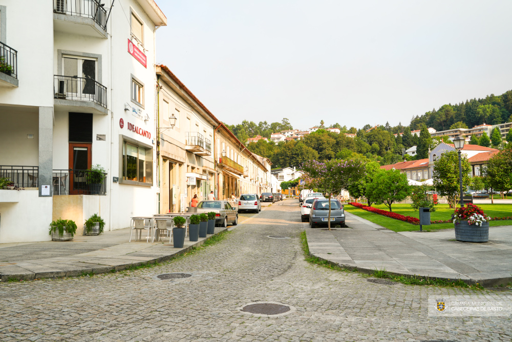 Praça da República - Rua desde a Igreja ao Posto de Turismo
