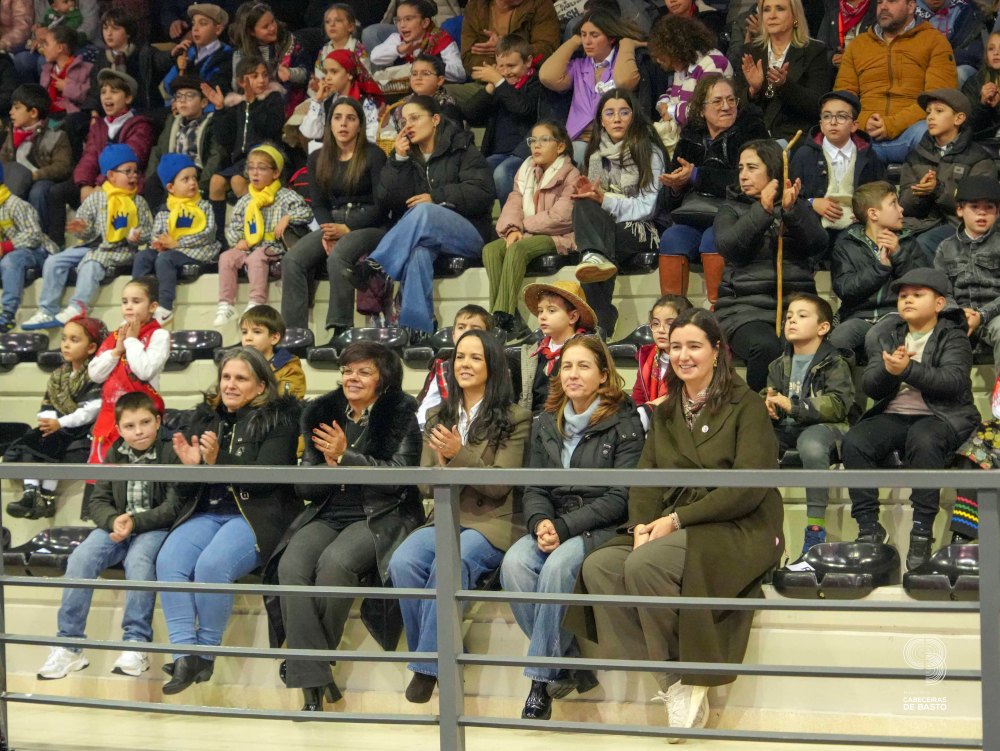 Crianças das escolas cantaram os Reis