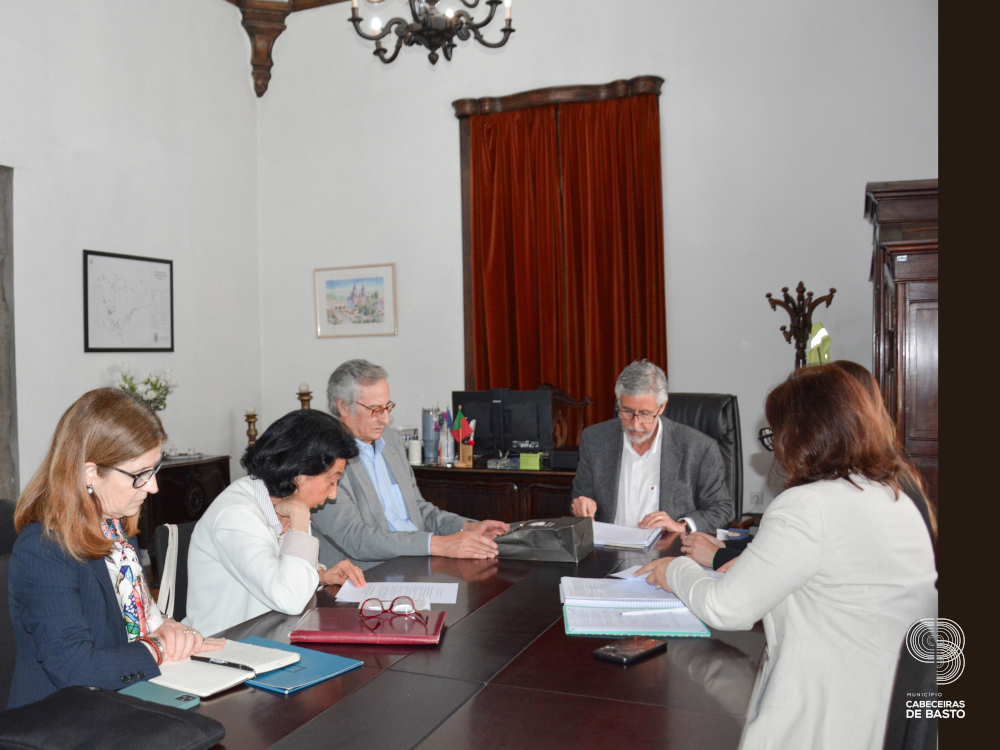 Pedro Tavares oferece obra ao presidente da Câmara