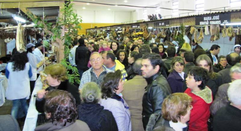 Leia mais sobre Secretário de Estado da Alimentação inaugura amanhã Festa da Orelheira e do Fumeiro