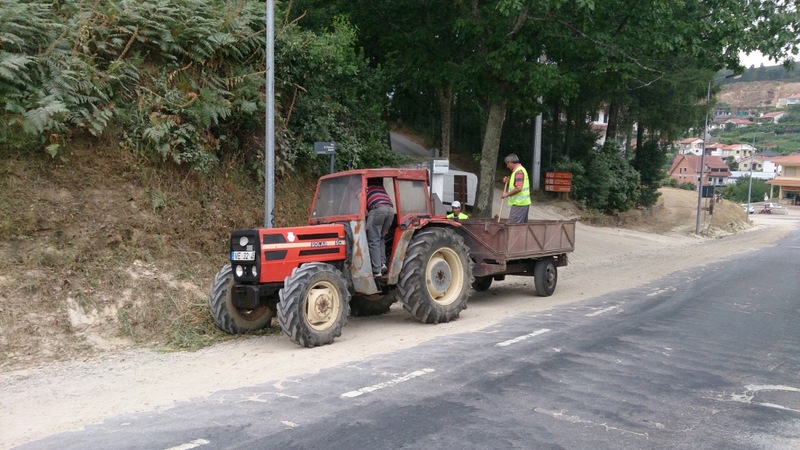 Limpeza de bermas na Rua Francisco Botelho